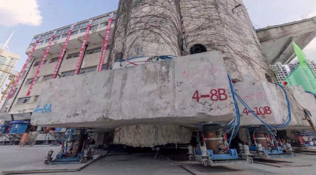 UTILIZAN 198 PATAS ROBÓTICAS PARA HACER "CAMINAR" Y RECOLOCAR UN EDIFICIO DE 7.600 TONELADAS