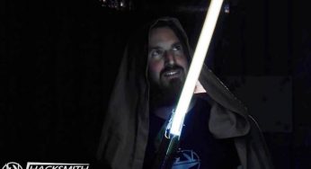 Crean un sable de luz tipo “Star Wars” que corta acero
