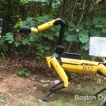 SPOT, EL PERRO ROBOT, AHORA TIENE UN BRAZO CON EL QUE RECOGE LA ROPA Y AYUDA EN EL JARDÍN