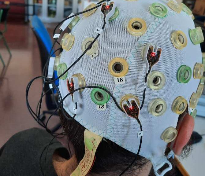 DESARROLLAN PROTOTIPO QUE LEE SEÑALES CEREBRALES PARA QUE PERSONAS CON DISCAPACIDAD MOTORA GRAVE SE COMUNIQUEN