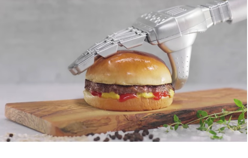 Han creado RoboBurger: el primer robot que hace hamburguesas