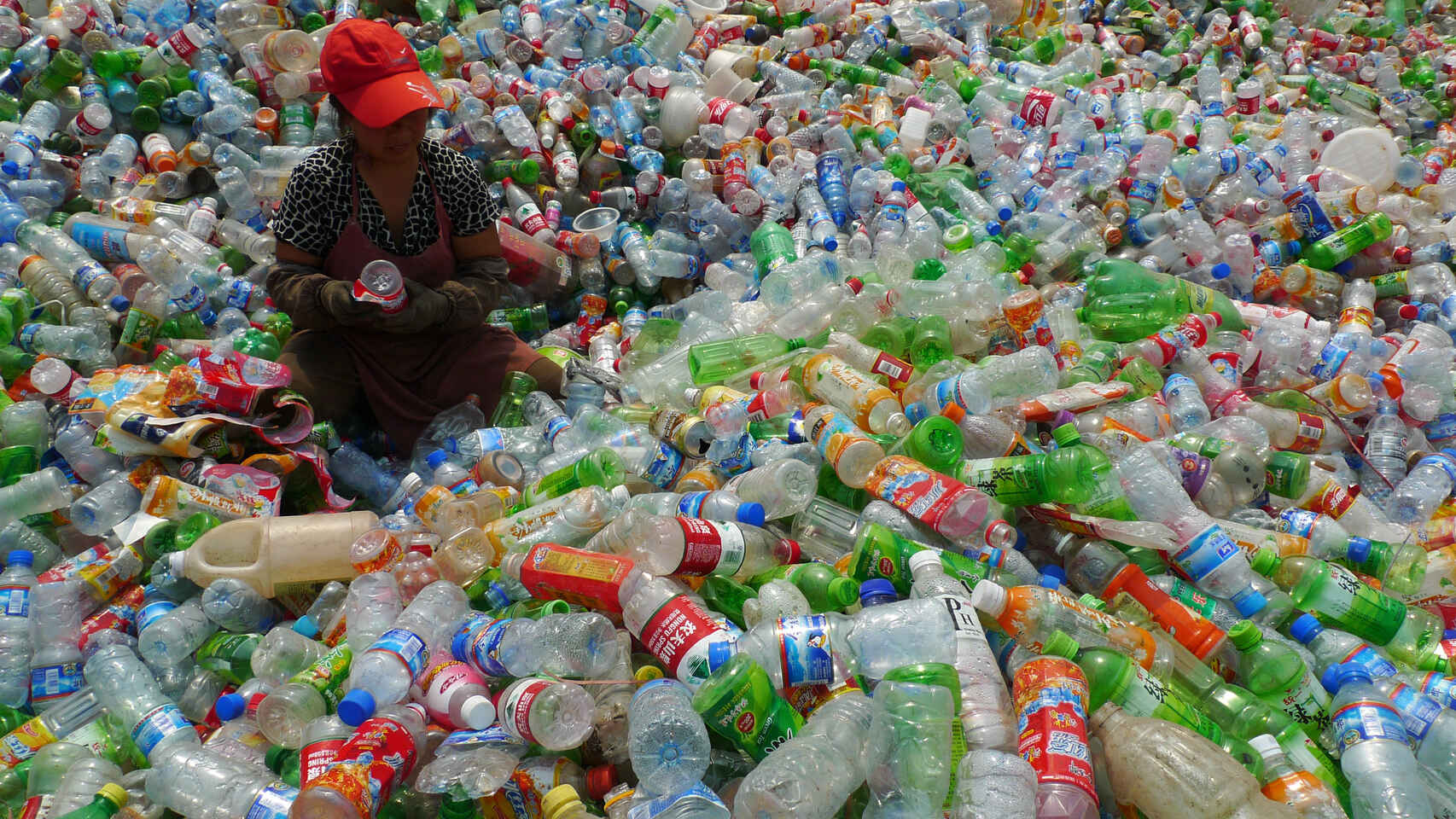 Enzima que se 'alimenta' de plástico podría eliminar miles de millones de toneladas de desechos de los vertederos en cuestión de horas