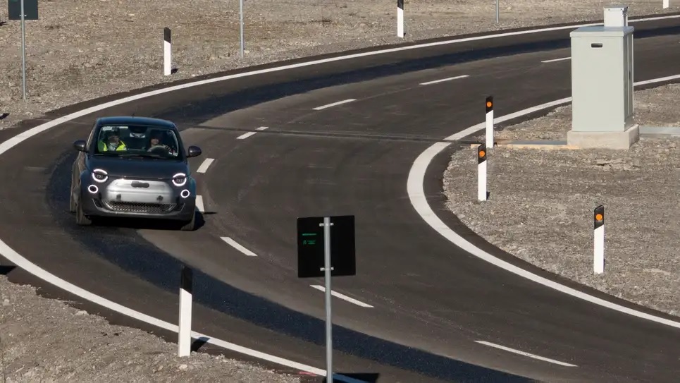 Esta carretera carga de forma inalámbrica los autos eléctricos