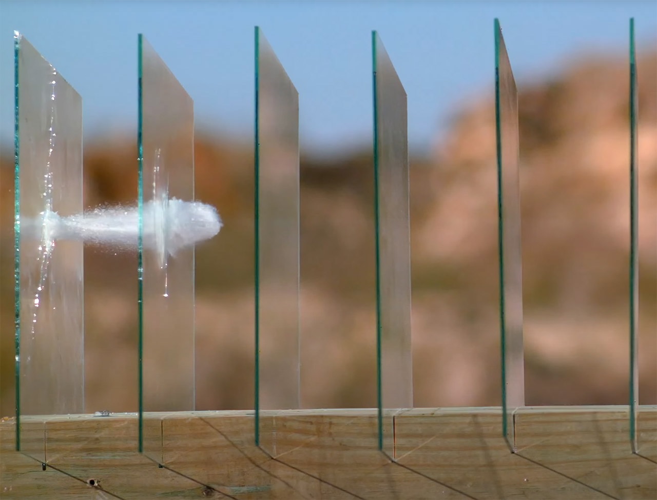 Usan cámara de alta velocidad para ver cuántos paneles de vidrio puede atravesar una bala de 9 mm