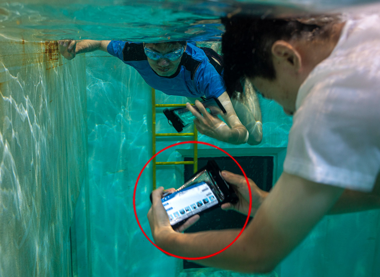 Crean aplicación de mensajería subacuática que funciona con los teléfonos existentes