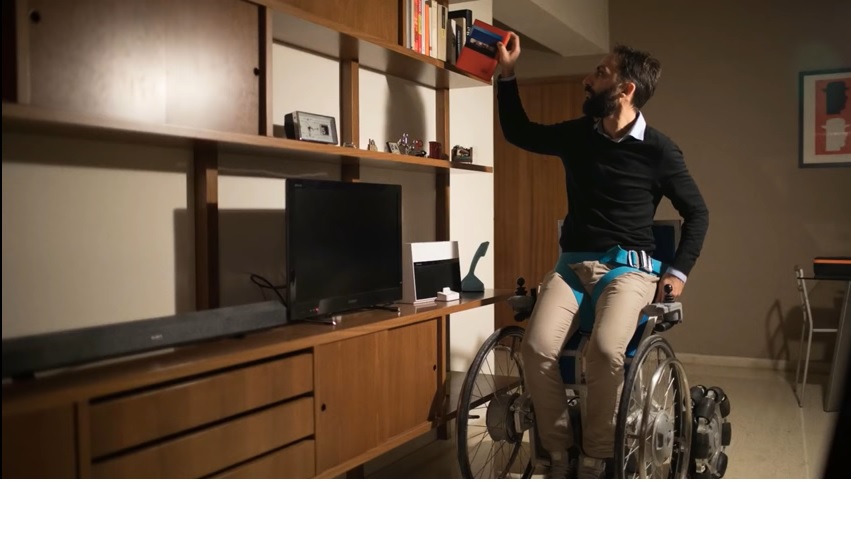 Esta silla de ruedas permite erguirse