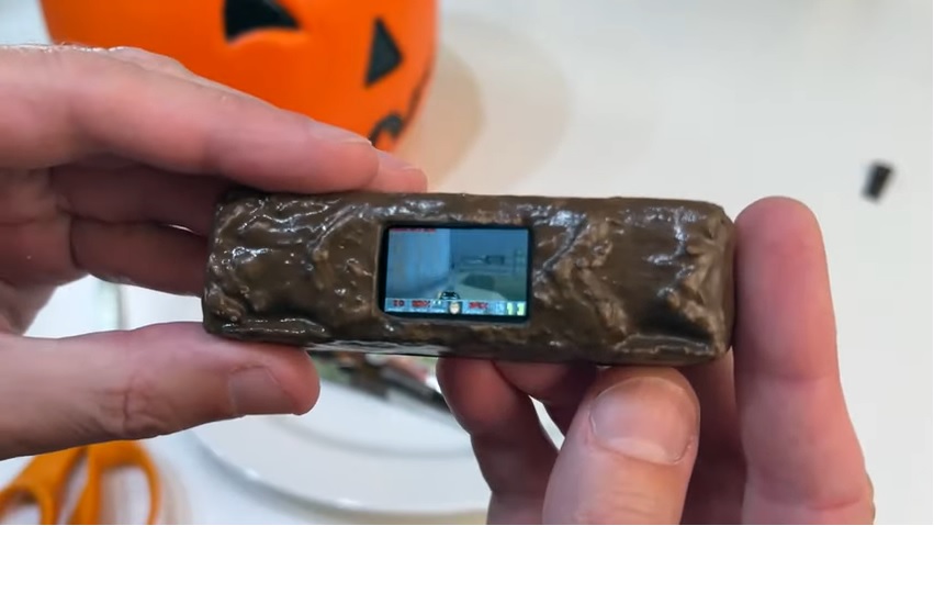 Ocultan computadora jugando Doom en barra de chocolate