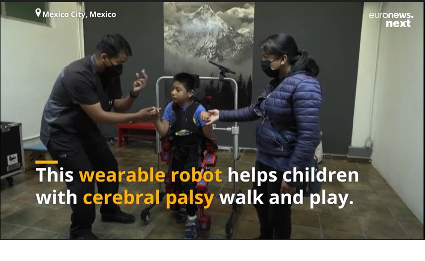 Niño con parálisis cerebral camina con la ayuda de un exoesqueleto robótico