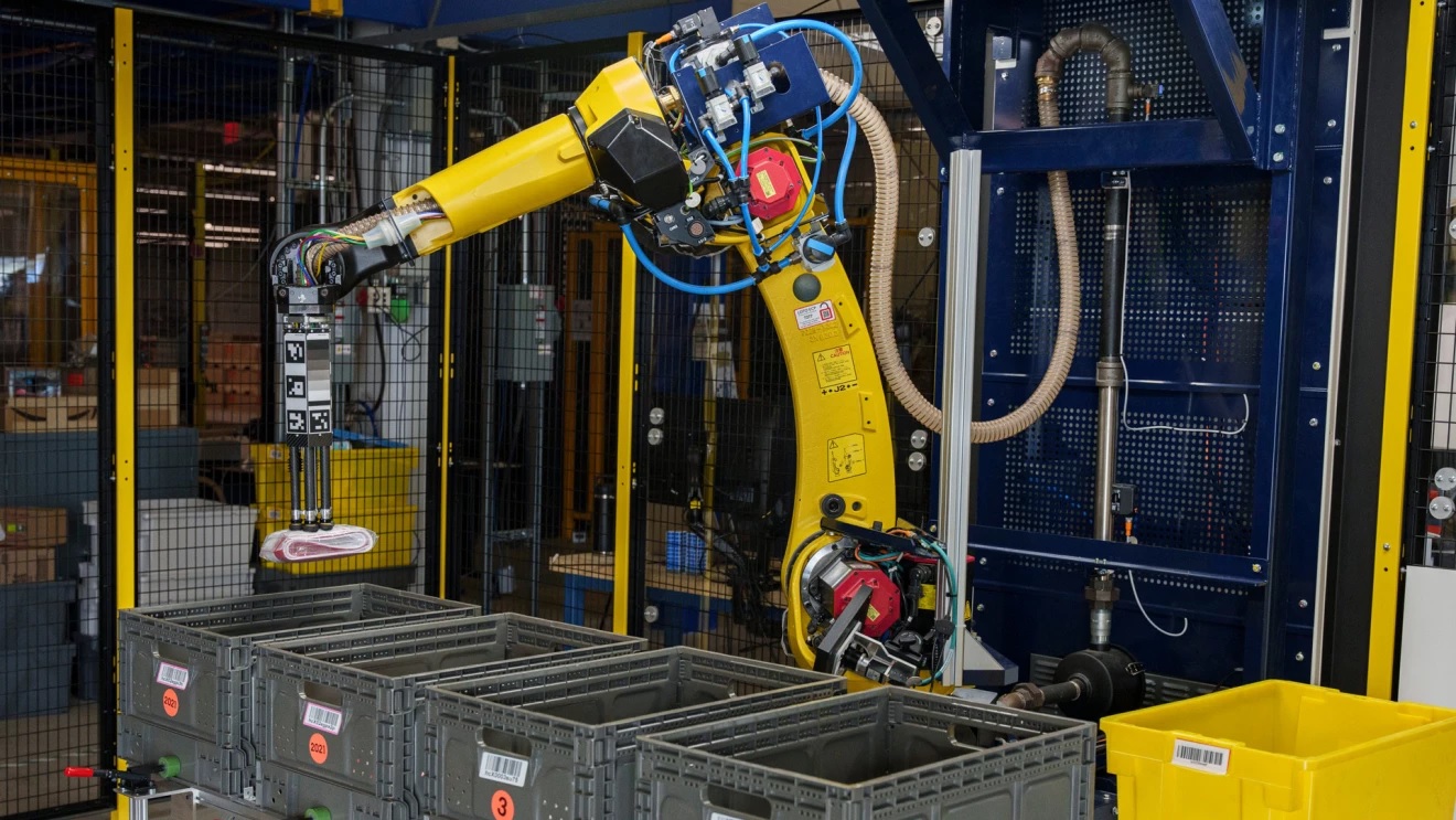 Nuevo brazo robótico de Amazon usa inteligencia artificial para mover 'millones' de objetos de almacén