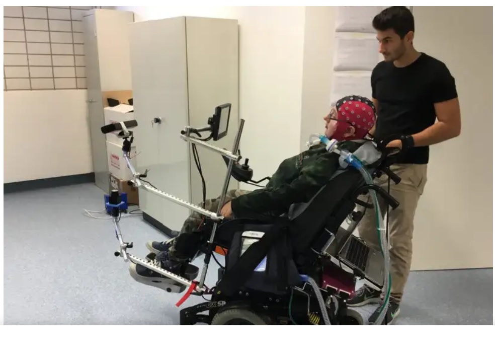 Personas con parálisis usan silla de ruedas controlada mentalmente
