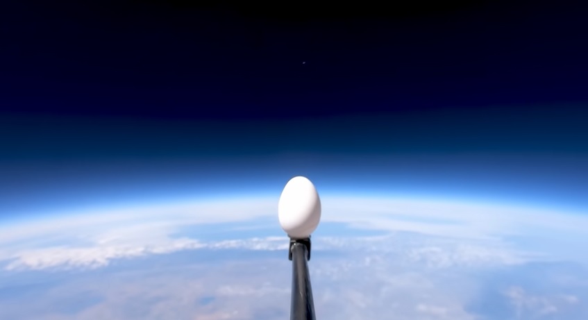 Ingeniero de la NASA trata de evitar que un huevo se rompa al caer desde el espacio