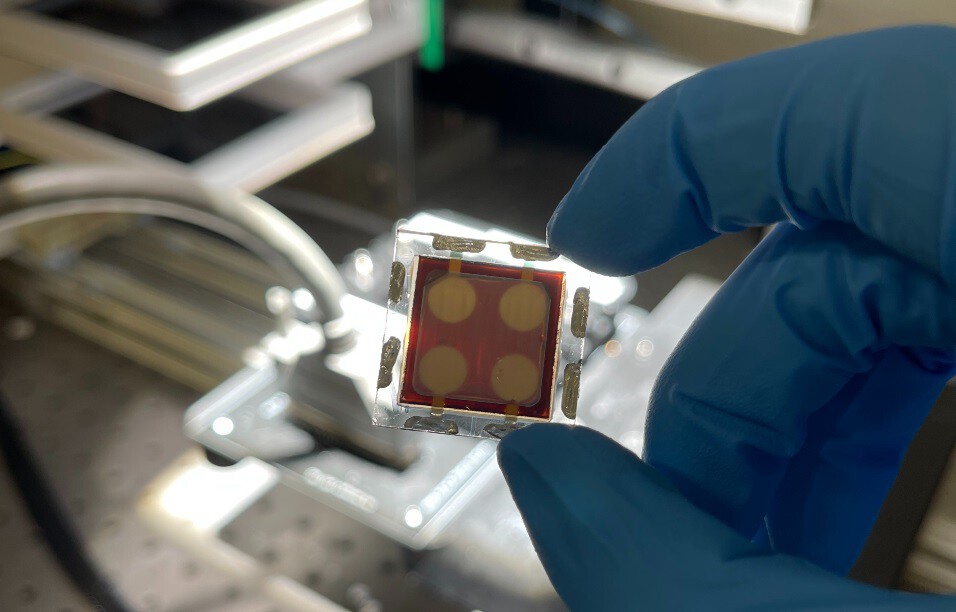 Logran mejora significativa en la durabilidad de las células solares de perovskita