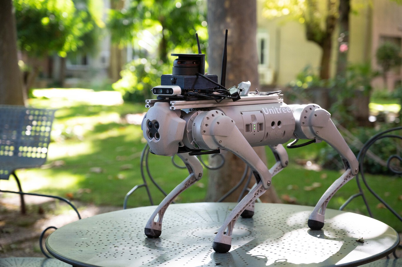Han creado perro robot lazarillo que guía a los usuarios gracias a Google Maps