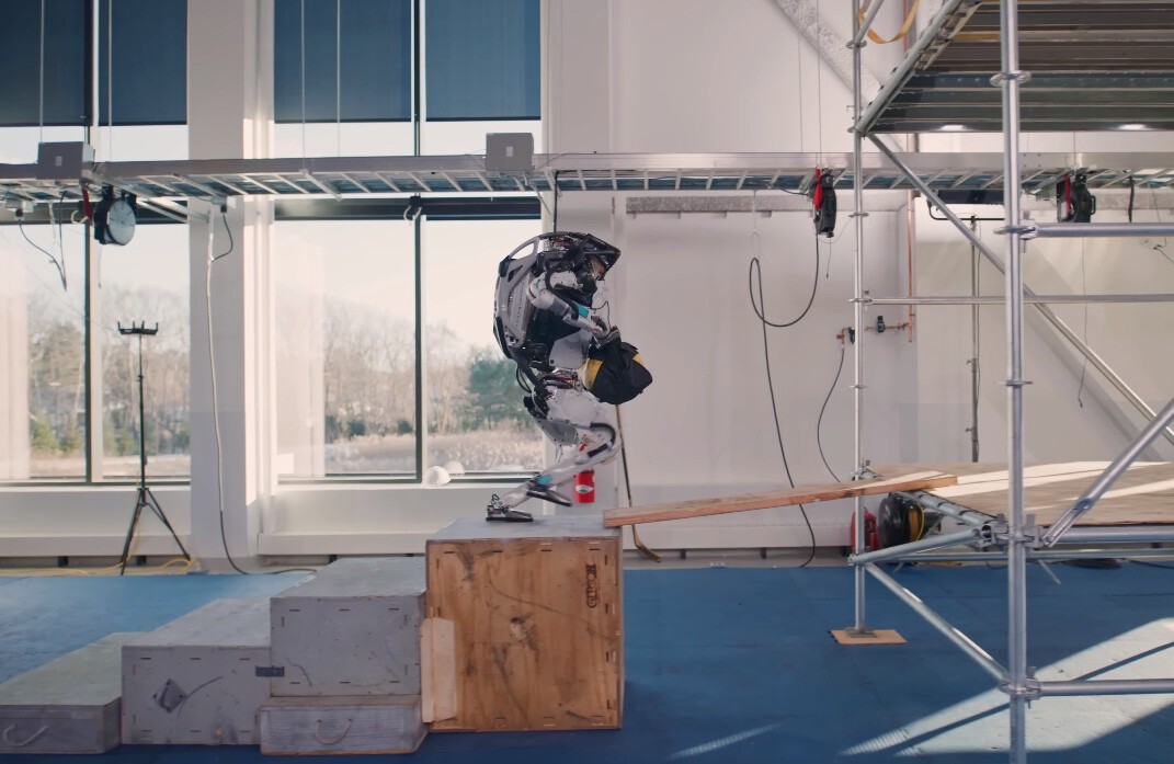 Ahora los robots de Boston Dynamics hacen volteretas