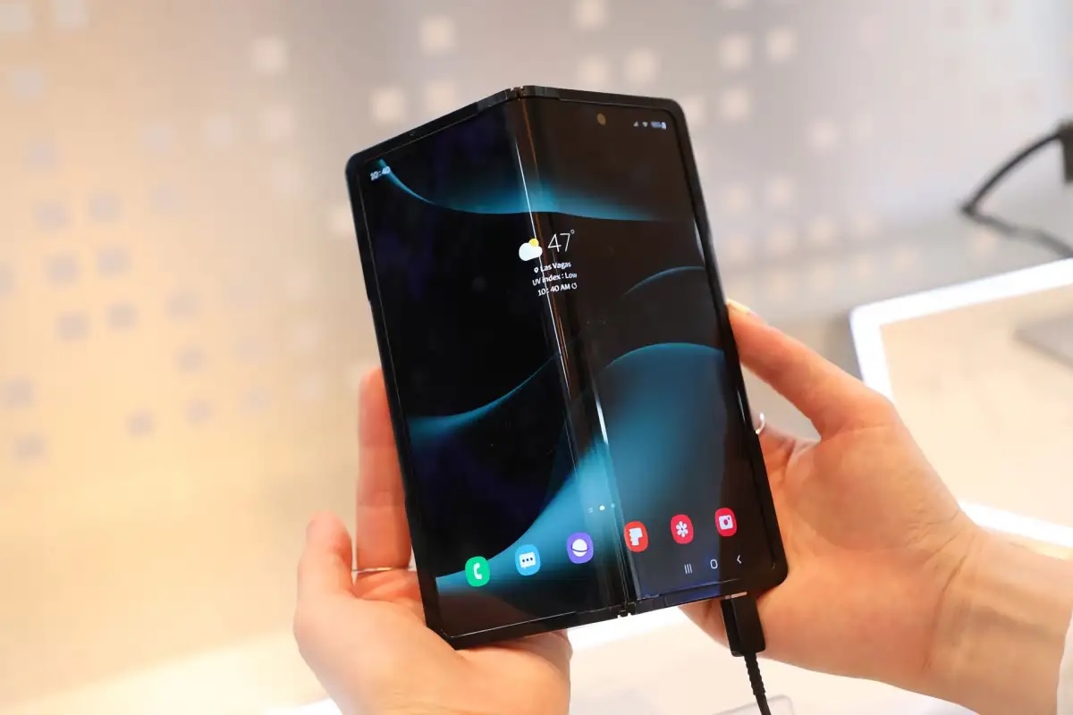 Samsung muestra un teléfono con una pantalla flexible capaz de girar hasta 360 grados