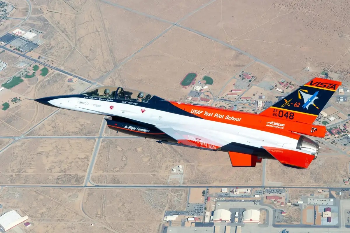 Inteligencia artificial vuela un caza F-16 de forma autónoma por primera vez