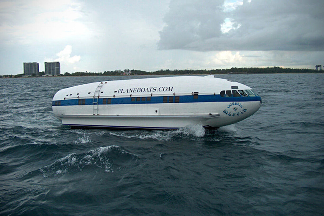 Cosmic Muffin, el avión reconvertido en barco