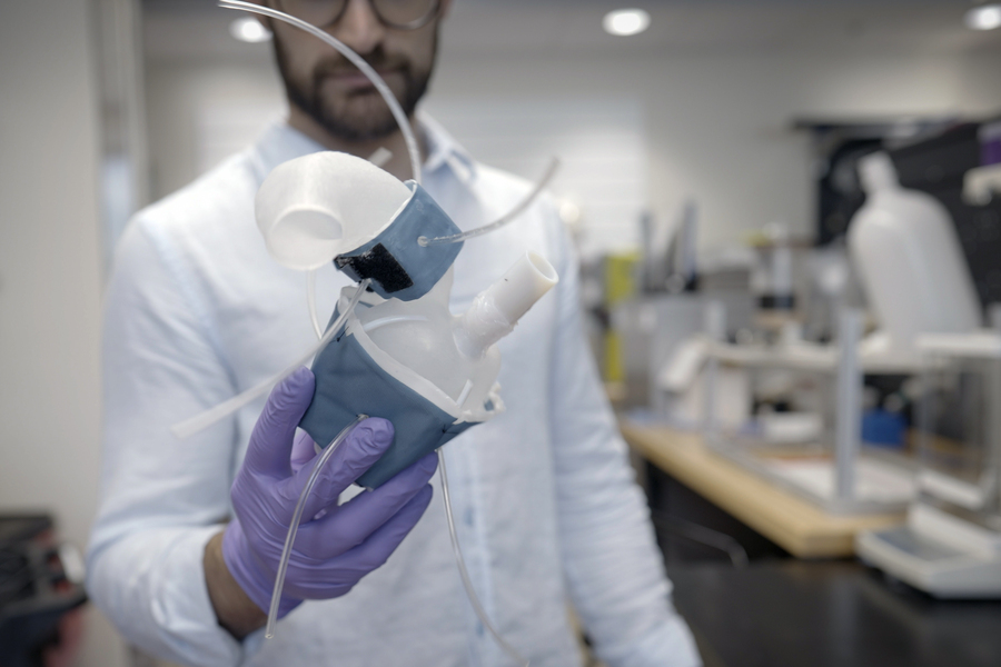 Logran imprimir en 3D réplica blanda y flexible del corazón de un paciente, bombea sangre como si fuera real