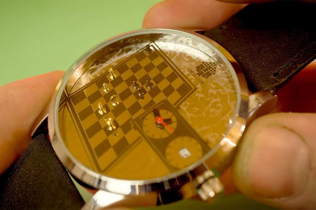 Reloj personalizado con diminuto juego de ajedrez en el interior