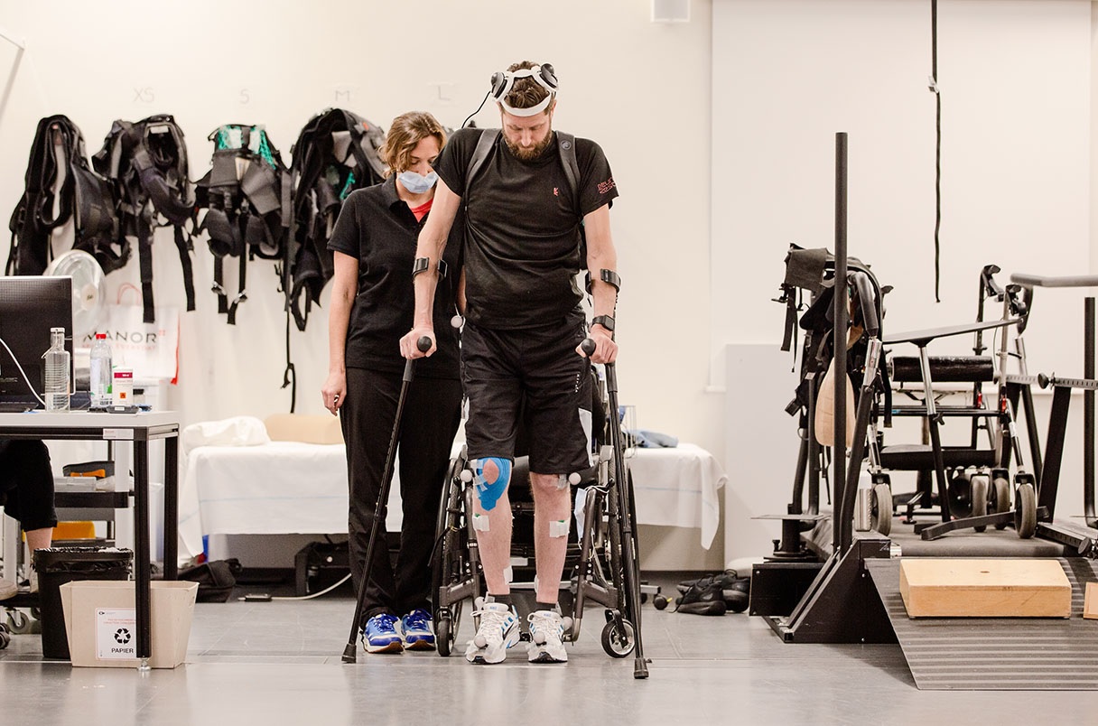 Hombre paralítico camina con naturalidad gracias a 'puente' inalámbrico entre cerebro y columna