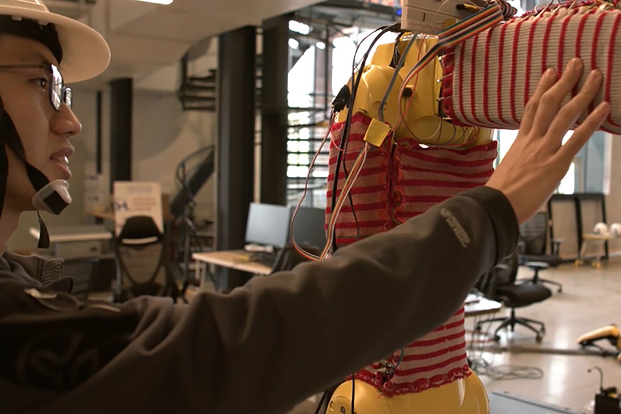 Crean tejido que permite a los robots sentir y reaccionar al tacto humano