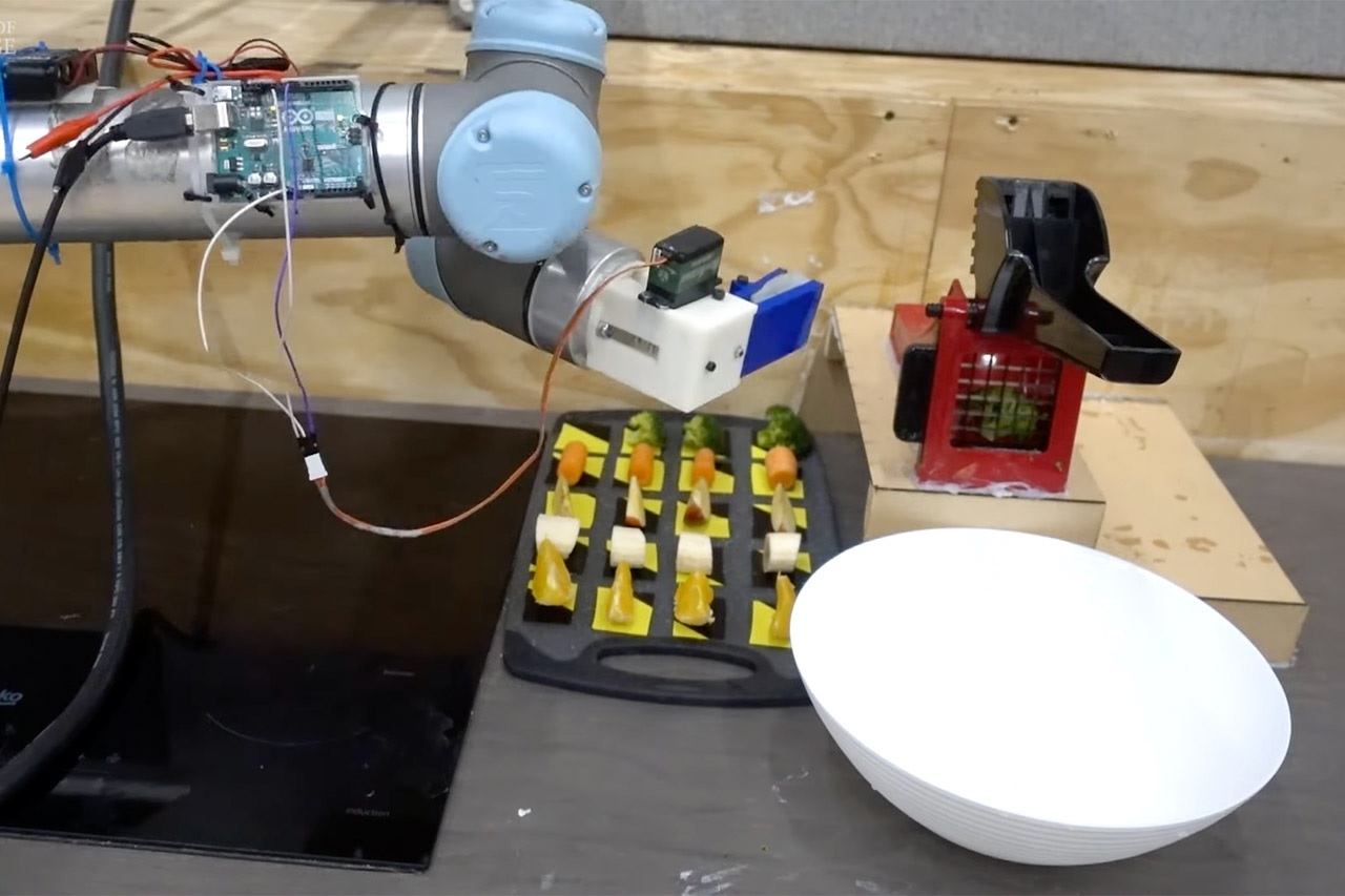 Robot chef con inteligencia artificial aprende cómo hacer ensaladas viendo un video