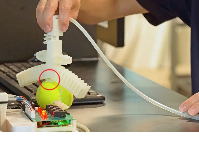 Pinza robótica impresa en 3D utiliza aire para agarrar objetos