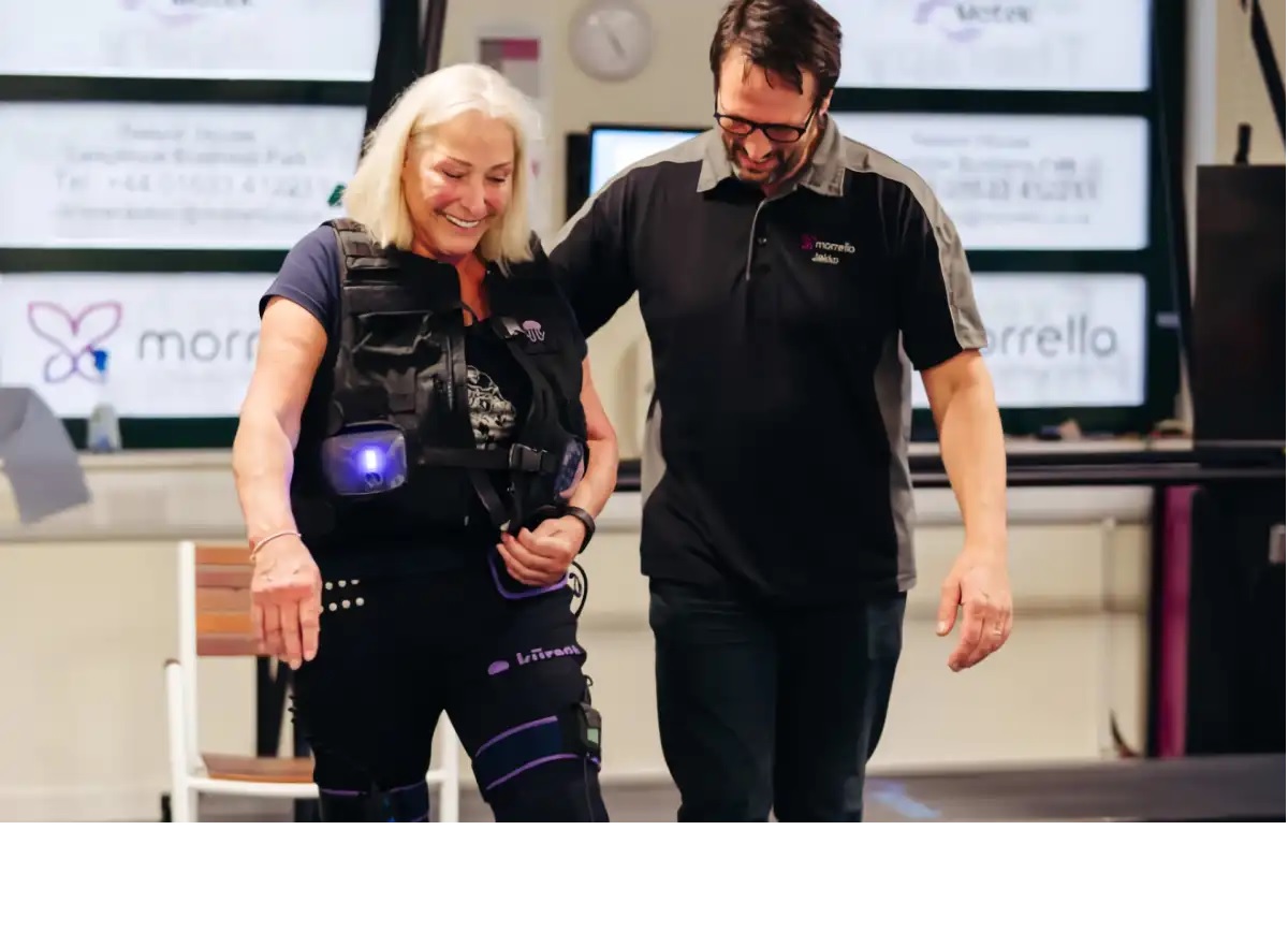 Pantalones con inteligencia artificial ayudan a caminar a personas con parálisis