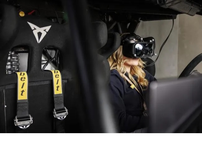 Gafas de realidad virtual para conducir un auto eléctrico