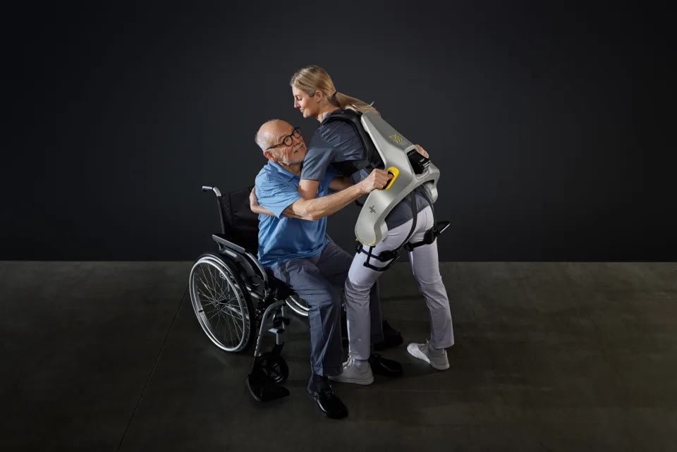 Exoesqueleto ayuda a personal médico a levantar a pacientes