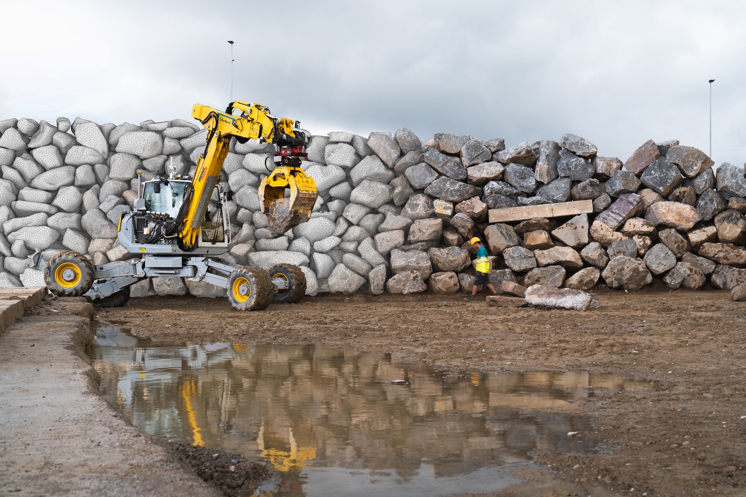 Excavadora autónoma construye un muro de piedra seca de seis metros de altura