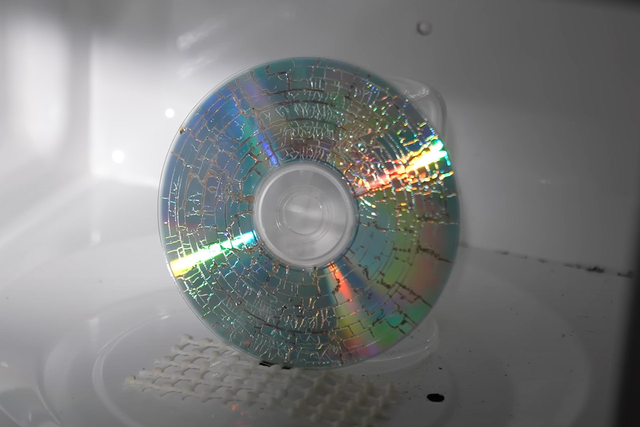 Cámara de alta velocidad captura cómo un CD se calienta en un microondas