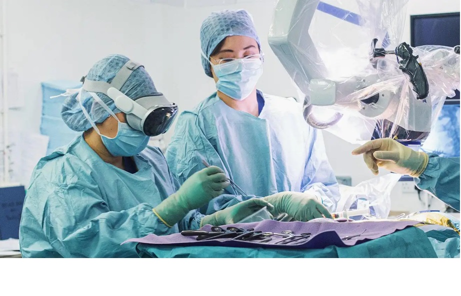 Médicos utilizan Apple Vision Pro durante cirugía